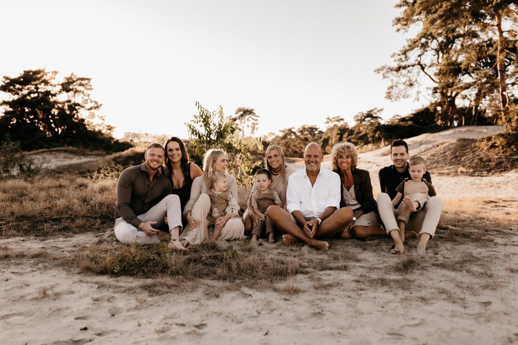 Yolan met haar man, kinderen, hun partners en kleinkinderen op de heide